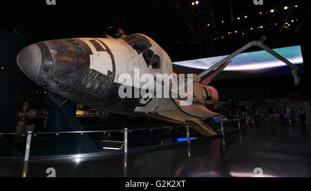 Grand angle de vue de la NASA en matière de véhicule Orbiteur Atlantis sur l'affichage au Centre spatial Kennedy Visiteurs complexe. Banque D'Images