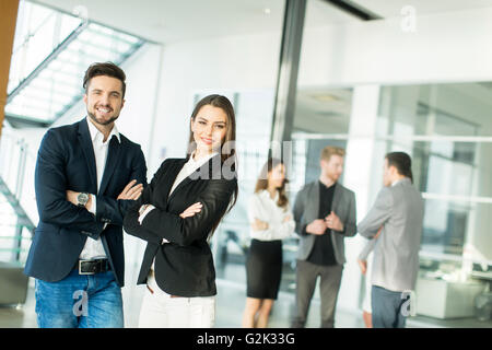 Les jeunes gens debout dans le bureau moderne Banque D'Images