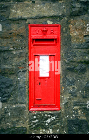 Red Victorian post box set à wall Banque D'Images