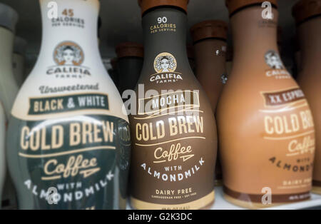 Bouteilles de Califia marque fermes prêt-à-boire le café avec le lait d'amande dans un supermarché à New York le mercredi 25 mai, 2016. Café jettent leur poids dans les conserves et bouteilles d'eau café, à la fois traditionnelle et brew froid dans l'espoir que les consommateurs vont revenir sur les DCP. Le café prêt-à-boire dans les ventes aux États-Unis ont augmenté dans les deux chiffres au cours des cinq dernières années. Laits de noix ont également gagné en popularité au cours des dernières années. (© Richard B. Levine) Banque D'Images