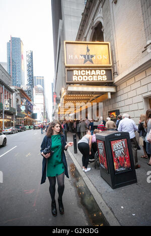 Les spectateurs à l'extérieur de la Richard Rodgers Theatre pour voir le blockbuster 'Hamilton' à New York le mardi, 24 mai, 2016. Une fois de plus la saison 2015-2016 Broadway était la plus haute saison de recettes dans l'histoire d'après le The Broadway League avec la fréquentation en hausse de 1,6  % par rapport à la saison dernière et de grosses jusqu'à 0,6  %. (© Richard B. Levine) Banque D'Images