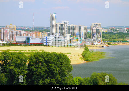 La côte de la rivière et la ville. Kazan, Russie Banque D'Images