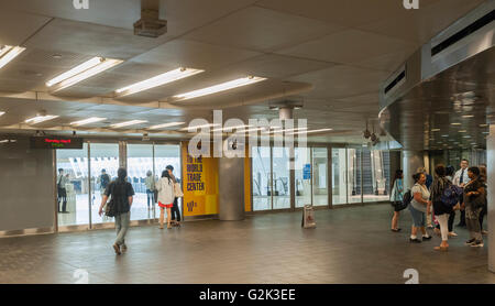 Les voyageurs passent par le nouveau lien entre le centre de Fulton Centre de transport et le World Trade Center Transportation Hub, connu sous le nom de l'Oculus, le jeudi 26 mai, 2016. La connexion entre le dey Street passage dans le Fulton Center est une autre partie de la reconstruction de la projet de plusieurs milliards de dollars. (© Richard B. Levine) Banque D'Images