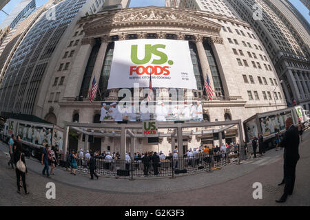La façade de la Bourse de New York est décoré pour le premier jour de négociation de l'US Foods Holding Corp. offre publique initiale le jeudi 26 mai, 2016. Le PIT est le deuxième plus grand cette année aux États-Unis sensibilisation 1,02 milliard de dollars. Les aliments nous est l'un des deux seuls distributeurs de produits alimentaires aux États-Unis, l'autre étant Sysco qui a tenté l'achat d'aliments nous l'année dernière. (© Richard B. Levine) Banque D'Images