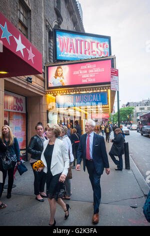 Les spectateurs à l'extérieur de la Brooks Atkinson Theatre pour voir 'Waitress' à New York le mardi, 24 mai, 2016. Une fois de plus la saison 2015-2016 Broadway était la plus haute saison de recettes dans l'histoire d'après le The Broadway League avec la fréquentation en hausse de 1,6  % par rapport à la saison dernière et de grosses jusqu'à 0,6  %. (© Richard B. Levine) Banque D'Images