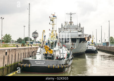 Navire français Jules Verne A620 quitte le port de Terneuzen sur son chemin à la ferraille à Gand Belgique Banque D'Images