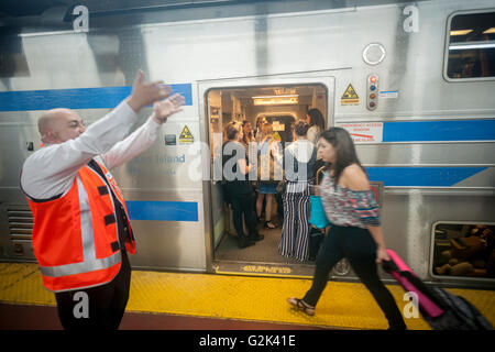 Des milliers pack la Cannonball à Penn Station à New York, pour sortir de la ville pour le week-end du Memorial Day, le vendredi 27 mai, 2016. Chaque vendredi durant l'été, le train, composé de wagons à impériale tiré par une puissante locomotive bi-mode, se déroulera express à Westhampton sur Long Island rendant le 76 kilomètres en 94 minutes. De Westhampton il continuera de points à l'est d'arriver à la pointe de l'île, Montauk. Le dimanche, le train s'inverse et retour à la gare Penn Station. Le train est le seul intitulé run sur le chemin de fer. Le voyage de Penn Station à la borne est 117 Montauk Banque D'Images