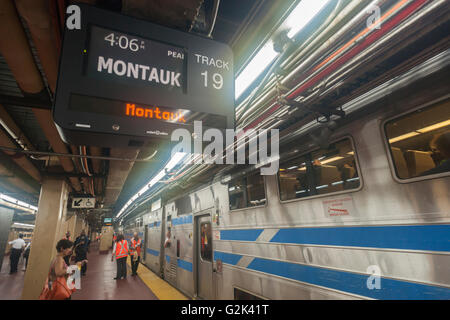 La Cannonball à Penn Station à New York durant la fin de semaine du Memorial Day le vendredi, Mai 27, 2016. Chaque vendredi durant l'été, le train, composé de wagons à impériale tiré par une puissante locomotive bi-mode, se déroulera express à Westhampton sur Long Island rendant le 76 kilomètres en 94 minutes. De Westhampton il continuera de points à l'est d'arriver à la pointe de l'île, Montauk. Le dimanche, le train s'inverse et retour à la gare Penn Station. Le train est le seul intitulé run sur le chemin de fer. Le voyage de Penn Station à la borne de Montauk est de 117 milles à faire le train le plus long Banque D'Images