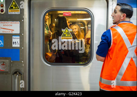 Des milliers pack la Cannonball à Penn Station à New York, pour sortir de la ville pour le week-end du Memorial Day, le vendredi 27 mai, 2016. Chaque vendredi durant l'été, le train, composé de wagons à impériale tiré par une puissante locomotive bi-mode, se déroulera express à Westhampton sur Long Island rendant le 76 kilomètres en 94 minutes. De Westhampton il continuera de points à l'est d'arriver à la pointe de l'île, Montauk. Le dimanche, le train s'inverse et retour à la gare Penn Station. Le train est le seul intitulé run sur le chemin de fer. Le voyage de Penn Station à la borne est 117 Montauk Banque D'Images