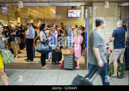 Des milliers pack de Penn Station à New York en attendant de sortir de la ville pour le week-end du Memorial Day, le vendredi, 27 mai 2016.(© Richard B. Levine) Banque D'Images