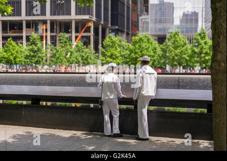 Les marins à New York pour la Semaine de la flotte visitez le 9/11 Memorial sur Memorial Day, le 30 mai 2016. (© Richard B. Levine) Banque D'Images