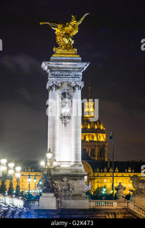 Le Pont Alexandre III est un pont en arc pont qui enjambe la Seine à Paris. Il est largement considéré comme le plus fleuri, extravagan Banque D'Images