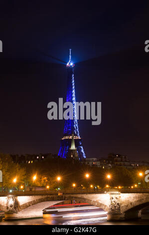 PARIS,FRANCE-NOVEMBRE 16:Tour Eiffel illuminée la nuit d'un bleu éclatant sur le 16 novembre 2009, à Paris, France Banque D'Images