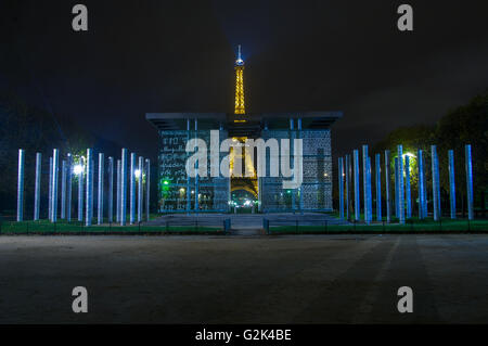 PARIS,FRANCE-16 novembre : la Tour Eiffel au crépuscule à la recherche à travers le mur de la Paix pour le Peaceon Mur 16 novembre 2009, en Banque D'Images