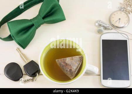 Tasse de thé et accessoires pour une bonne journée Banque D'Images
