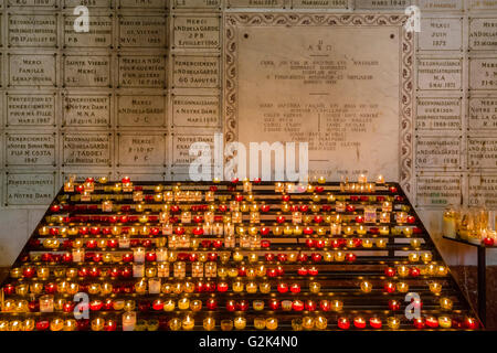 La dévotion religieuse, la crypte de Notre Dame de la Garde, Marseille, Bouches du Rhône, France Banque D'Images