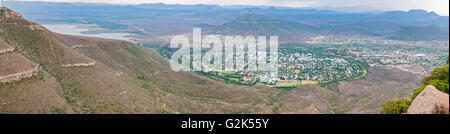 Une vue panoramique de Graaff Reinet vu de la route de la vallée de la Désolation de vue. La ville se trouve dans un horseshoe bend Banque D'Images