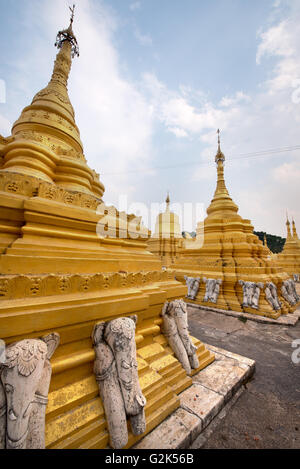 Les stupas d'or à nget pyaw taw paya (pagode), pindaya, Myanmar (Birmanie), l'Asie Banque D'Images