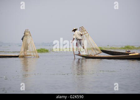 Deux pêcheurs ethnie Intha sur bois bateaux avec des filets de pêche traditionnels conic, lac Inle, l'État de Shan, myanmar Banque D'Images