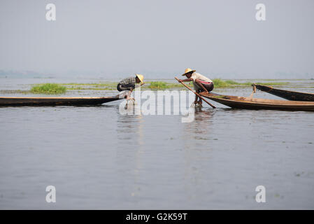 Deux pêcheurs ethnie Intha sur bois bateaux avec des filets de pêche traditionnels conic, lac Inle, l'État de Shan, myanmar Banque D'Images