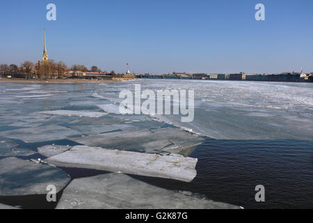 La dérive sur la rivière Neva à Saint-Pétersbourg, Russie Banque D'Images