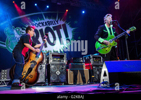 Vigevano Italie. 02 juillet 2011. Le groupe américain Brian Setzer Rockabilly Riot et l'effectue en direct sur scène à Castello Sforze Banque D'Images