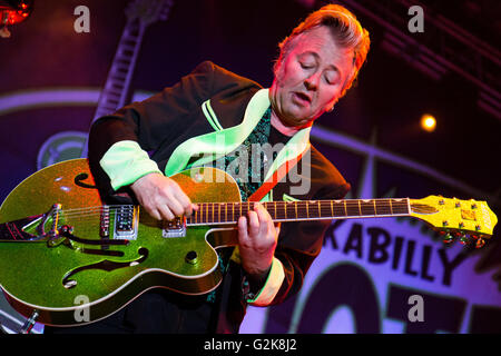 Vigevano Italie. 02 juillet 2011. Le groupe américain Brian Setzer Rockabilly Riot et l'effectue en direct sur scène à Castello Sforze Banque D'Images