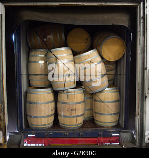 Des tonneaux de vin empilées en camion, quai de chargement, vignoble de Bordeaux Banque D'Images