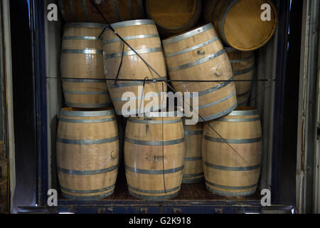 Des tonneaux de vin empilées en camion, quai de chargement, vignoble de Bordeaux Banque D'Images