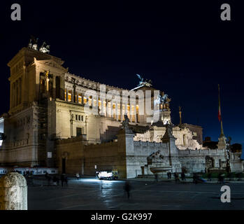 Autel de vittoriano patrie près de Colosseum par nuit roma Banque D'Images