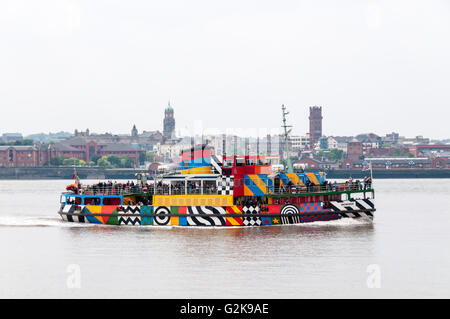 Le Mersey ferry, Snowdrop, dans l'éblouissement de couleurs conçue par Sir Peter Blake dans le cadre de la commémoration de la Première Guerre mondiale. Banque D'Images