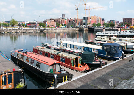 Canal narrowboats amarrés dans le Grade II Salthouse Dock, Liverpool. Banque D'Images