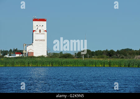 L'élévateur à grain et sur les terres humides des prairies canadiennes Bois Blancs Saskatchewan Canada Banque D'Images