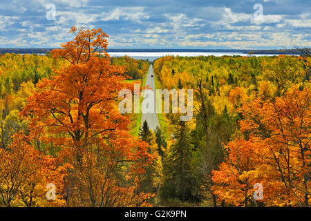 Route de campagne et la couleur en automne l'île Manitoulin, Ontario Canada Banque D'Images