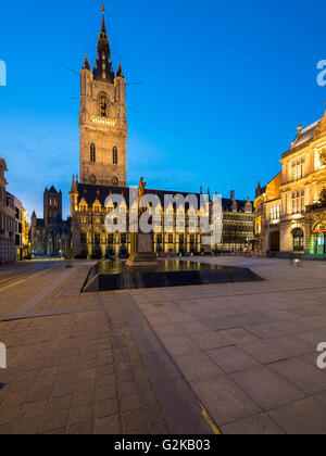 Beffroi avec cloth hall à Sint-Baafsplein, Crépuscule, Gand, Flandre orientale, Belgique Banque D'Images