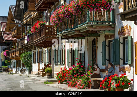 Rangée de maisons maisons ornées de géraniums avec (Pélargonium), Sun Street, Sonnenstraße, Garmisch Banque D'Images