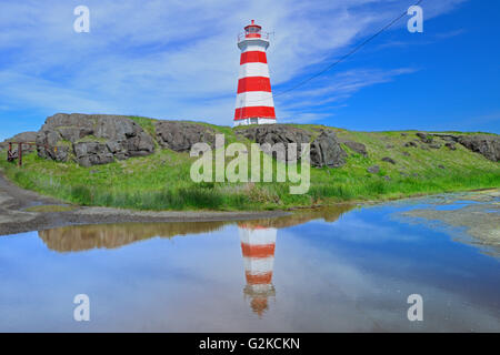 Phare de l'île Brier réflexion (aussi connu à l'ouest sud-ouest Lumière Lumière) dans l'étang de l'île Brier sur Digby Neck en Nouvelle-Écosse Banque D'Images