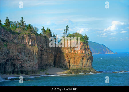 Rivage rocheux au large de la baie de Fundy Cape d'Or Nova Scotia Canada Banque D'Images