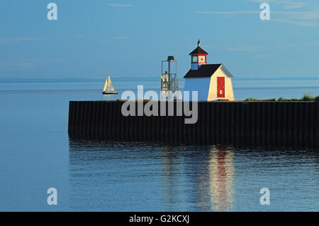 Phare de Wood Islands et voilier sur le détroit de Northumberland Wood Islands Prince Edward Island Canada Banque D'Images