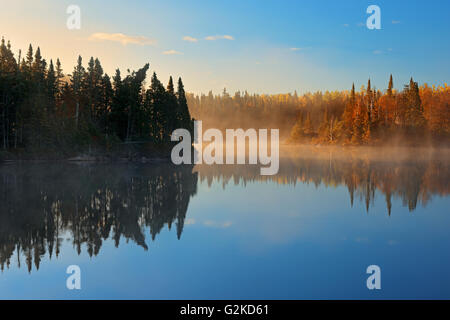 Vermilion River en automne avec le Corégone brouillard Ontario Canada Banque D'Images