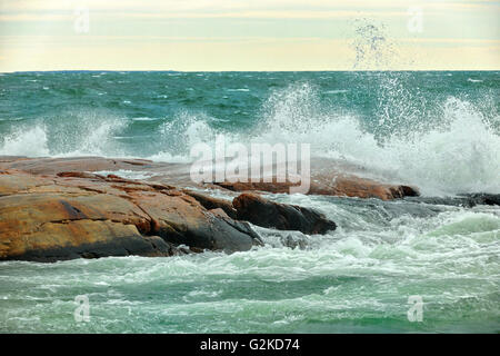 Les vagues dans la baie Georgienne s'écraser sur les roches du parc provincial Killarney Ontario Canada Banque D'Images