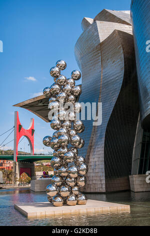 Grand arbre de l'oeuvre et de l'Œil par Anish Kapoor en face du musée Guggenheim de Bilbao, l'architecte Frank O. Gehry, Bilbao Banque D'Images