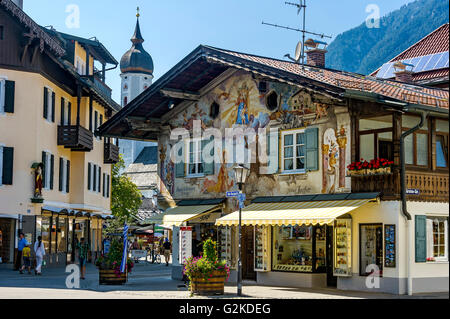 La peinture murale de Bavière sur façade de maison du peintre Heinrich Bickel, motifs religieux, Jochrehaus, Garmisch Banque D'Images