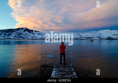 Self Portrait du photographe profitant de coucher de soleil sur le lac Okanagan Okanagan Landing de près de Vernon en Colombie-Britannique Canada MR020 Banque D'Images