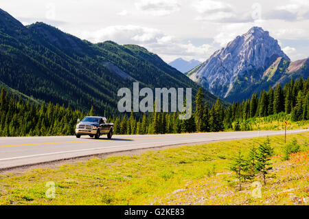 Une camionnette durs le long de l'autoroute 40 (le sentier de Kananaskis) et une partie des Montagnes Rocheuses en Alberta. Banque D'Images