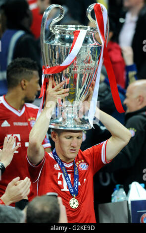 Bastian Schweinsteiger tenant le trophée, l'UEFA Champions League 2013, Borussia Dortmund - FC Bayern Munich Banque D'Images