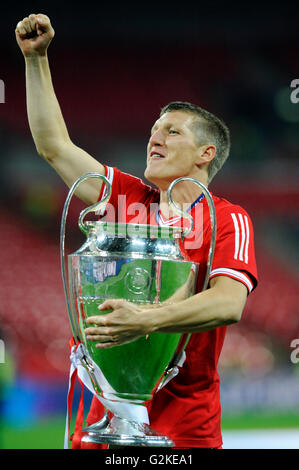 Bastian Schweinsteiger acclamations ont accueilli tout en tenant le trophée, l'UEFA Champions League 2013, Borussia Dortmund - FC Banque D'Images