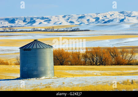 Trémie à grains et Big Muddy Badlands en arrière-plan en hiver au sud de Bengough Saskatchewan Canada Banque D'Images