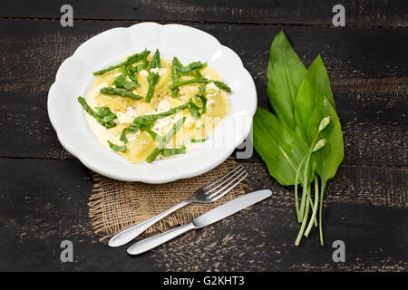 Rempli de raviolis ricotta et épinards, asperges vertes et sauce hollandaise sur la plaque Banque D'Images