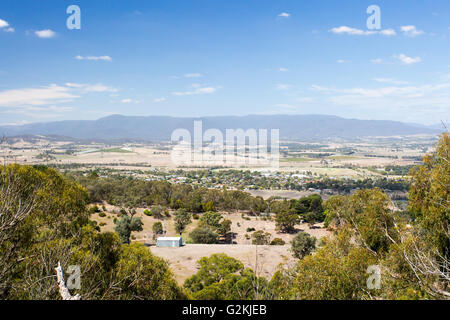 La vue sur Yarra Glen sur une chaude journée d'été à Victoria, Australie Banque D'Images